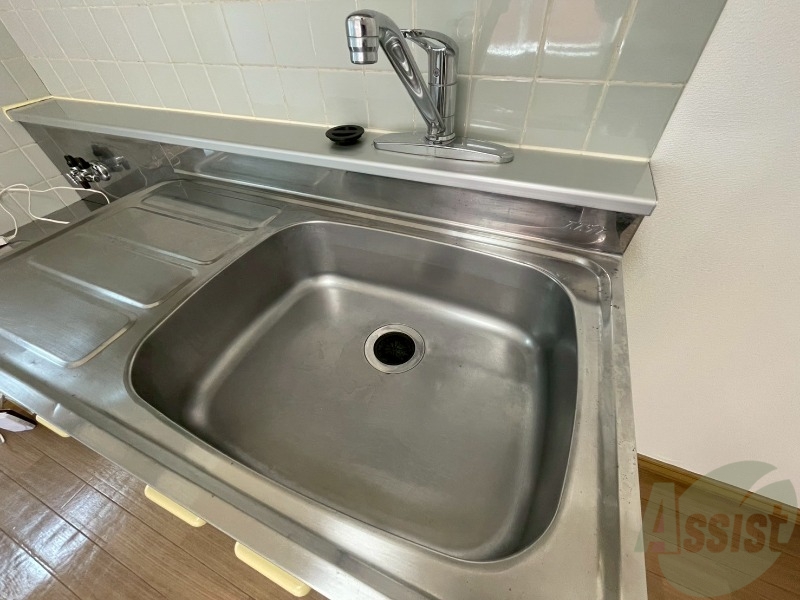 洗面設備　"キッチンのシンクはピカピカで掃除意欲が湧いてきそう！　"