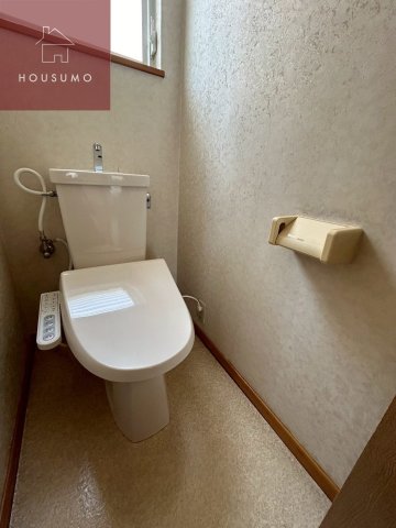 トイレ　落ち着いた色調のトイレです