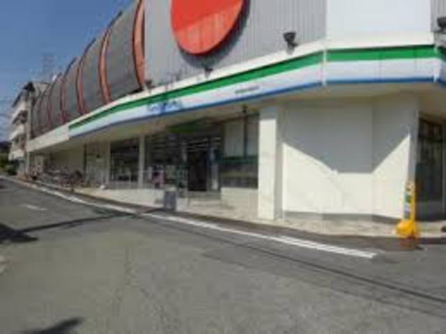 コンビニ　ファミリーマート阪急総持寺駅前店（コンビニ）まで573m