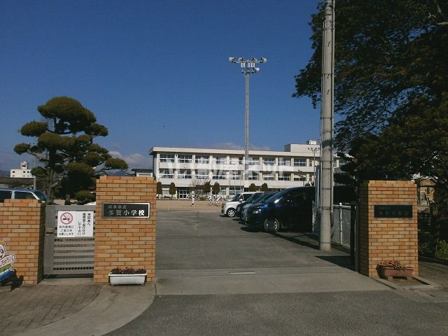小学校　西条市立多賀小学校（小学校）まで573m