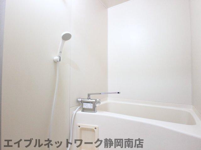 バス・シャワールーム　落ち着いた空間のお風呂です