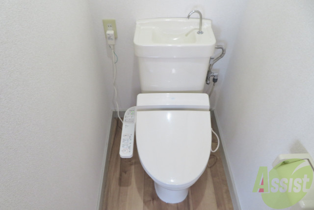トイレ　嬉しいウォシュレット機能付きです。シャワートイレは便利ですね