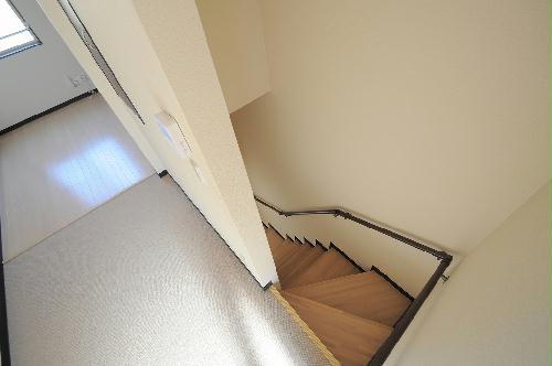 その他　階段。実際のお部屋と異なる場合がございます。