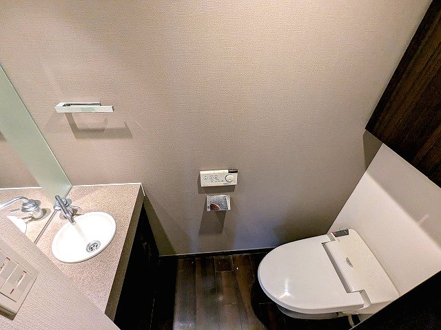 トイレ　手洗い付タンクレス温水洗浄便座