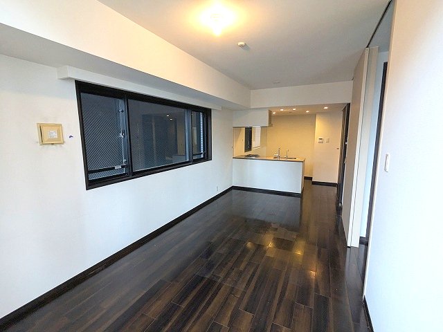 居室・リビング　リビングに床暖房、ビルトインエアコン、カウンターキッチン、角