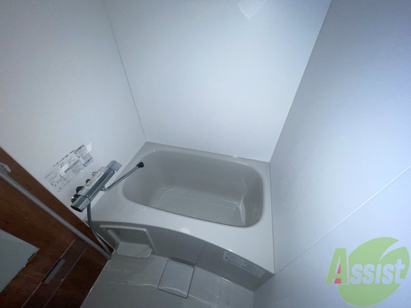 バス・シャワールーム　浴室はシンプル。一人暮らしにはちょうど良いサイズですね。