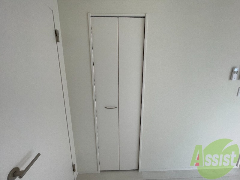 収納　洋室のクローゼットは一人暮らしにはちょうど良いサイズですね。