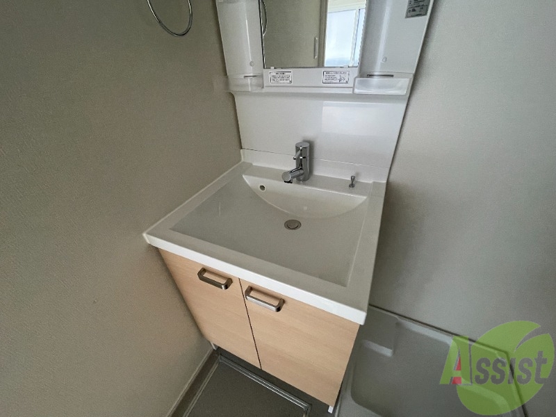 洗面設備　洗面台はシンプルなつくりで手入れがしやすそうですね。