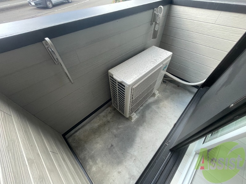 バルコニー　バルコニーは洗濯物がはかどりそうな広さがありますよ。