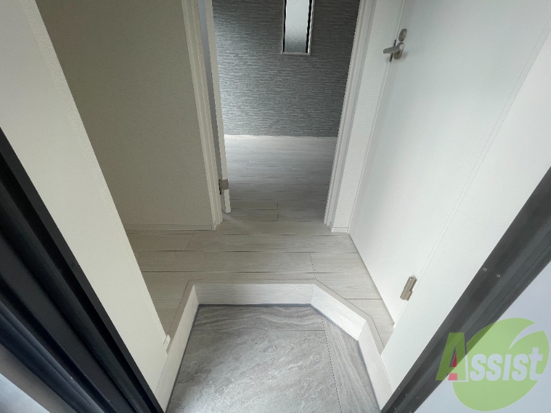 玄関　玄関からの様子です。すぐ部屋が見えないのは安心ですね。