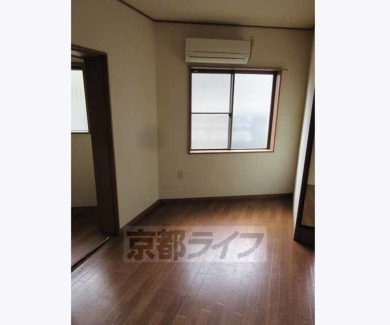 居室・リビング　大きな窓の付いたお部屋です！