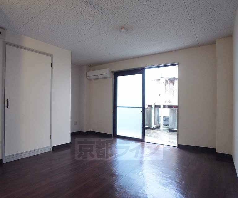 居室・リビング　洋室でお部屋も広めです。