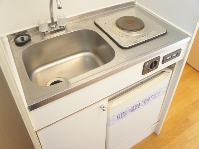 キッチン　コンロはラジエントヒーターの為 専用の調理器具は要りません