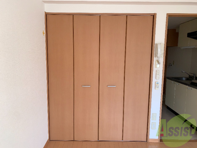 収納　リビングには大きい収納がございます。たくさん入りますね。