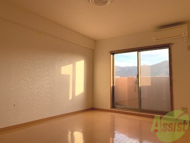 居室・リビング　１Ｋとは思えない広さです。キレイで陽当たりもいいです。