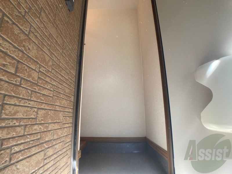 玄関　玄関の様子です。明るい印象ですね。気分もあがりそう。