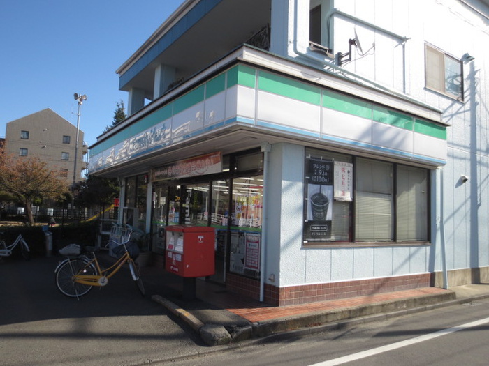 コンビニ　ファミリーマート（コンビニ）まで70m