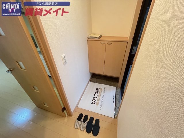 玄関　同建物の別部屋写真です