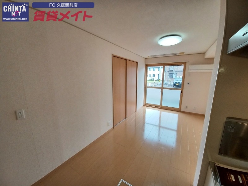 居室・リビング　同建物の別部屋写真です