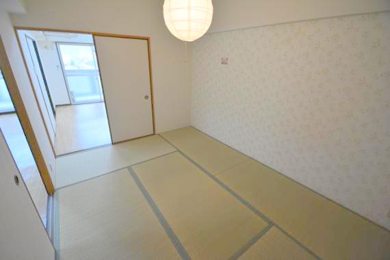 居室・リビング　このお部屋でゆったりとした和の心を感じてみましょう。