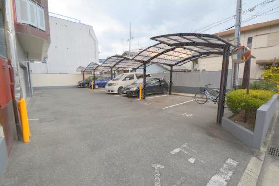 駐車場　あなたの大事な車も安心して駐車できます。