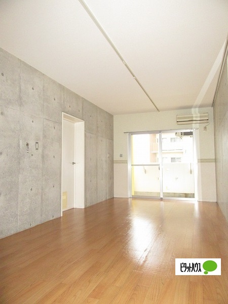 居室・リビング　同物件別部屋