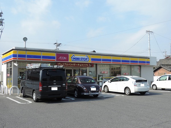 コンビニ　ミニストップ半田有楽町店（コンビニ）まで374m