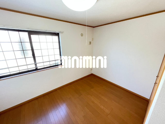 その他部屋・スペース　窓が多い洋間です。風通し、明るくていいですね