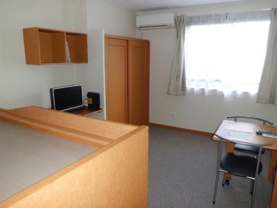 居室・リビング　居室はカーペット敷。