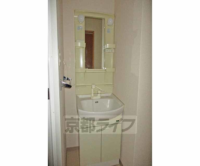 洗面設備　広々とした部屋です。