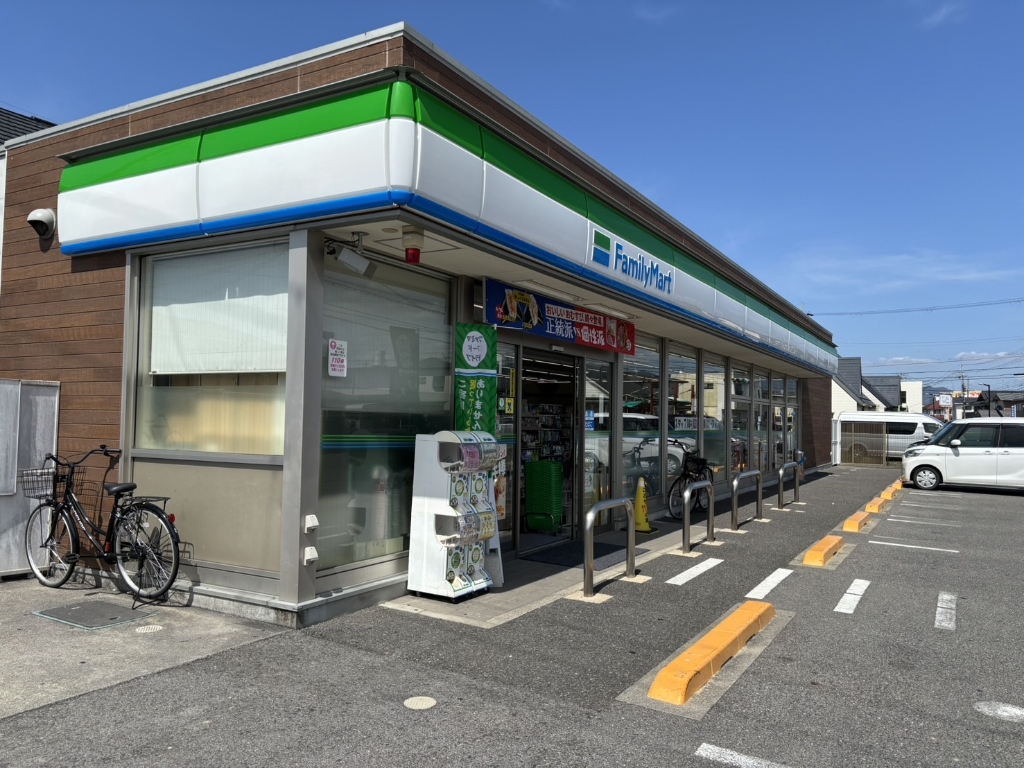 コンビニ　ファミリーマート 八日市東沖野店（コンビニ）まで622m