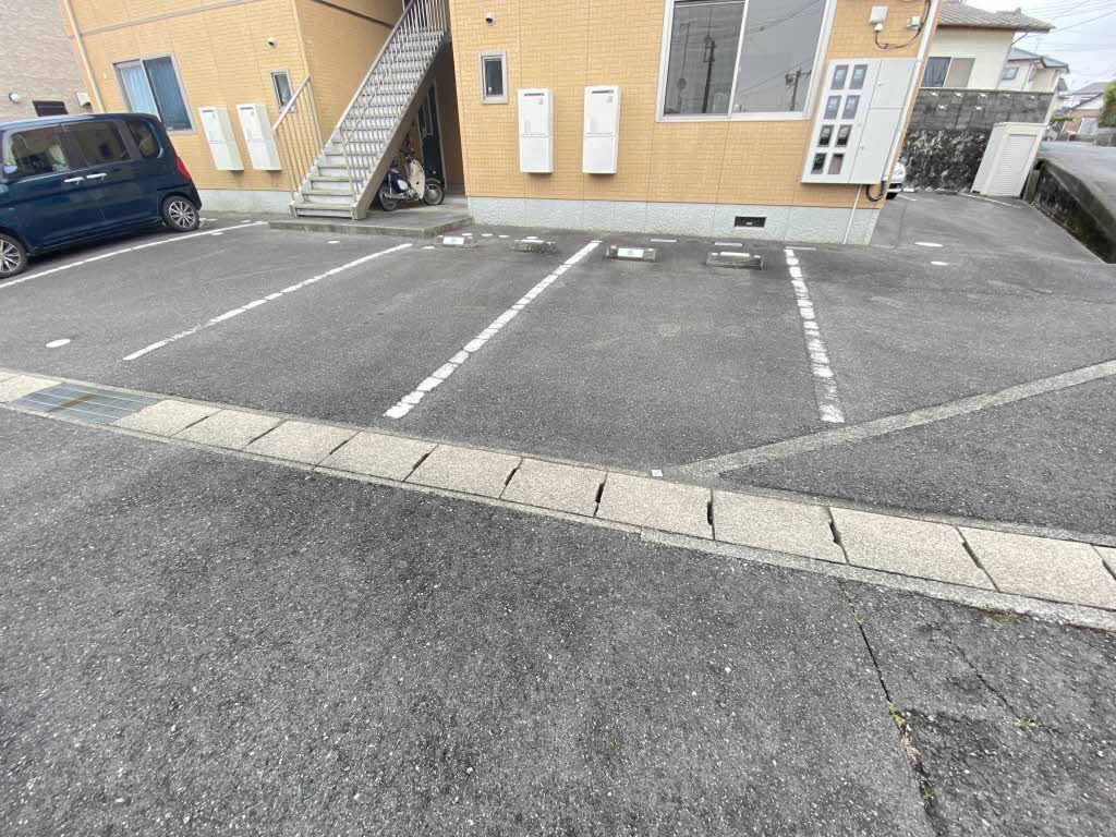 建物外観　駐車場