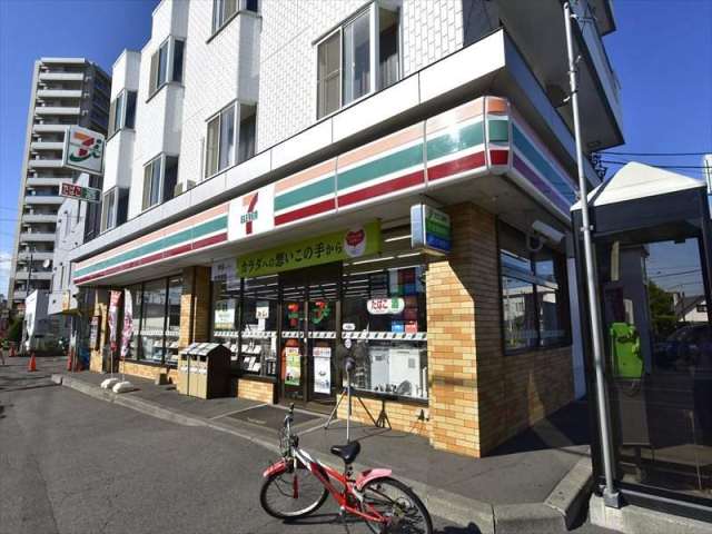 コンビニ　セブンイレブン（コンビニ）まで225m