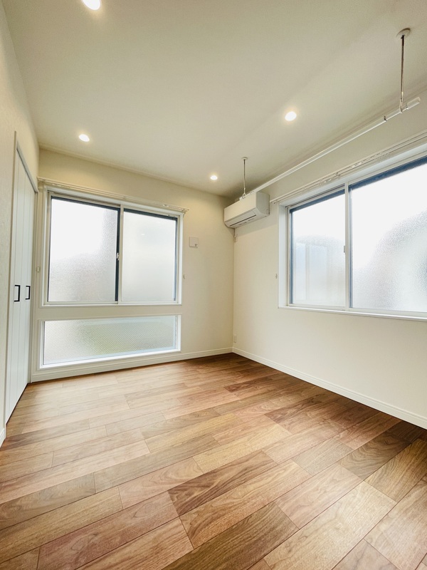 その他部屋・スペース　落ち着いた色調の寝室です