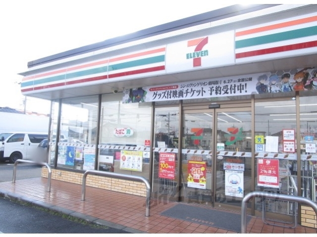 コンビニ　セブンイレブン草津下笠店（コンビニ）まで400m