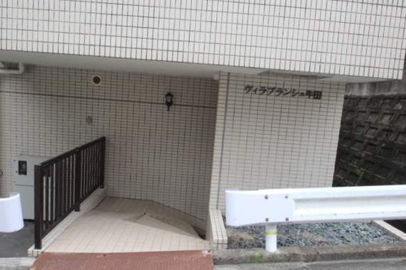 エントランス　駐車場