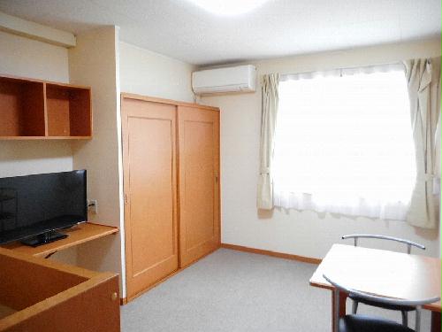 居室・リビング　カーテンやテーブル、テレビも備え付けです