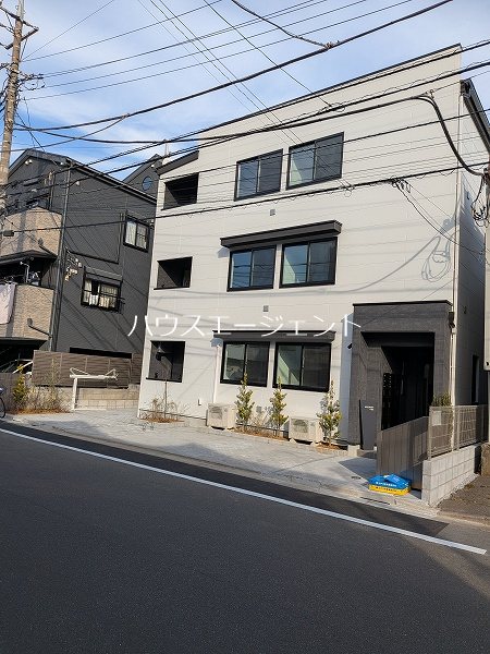 建物外観　木造3階建てのアパートです。