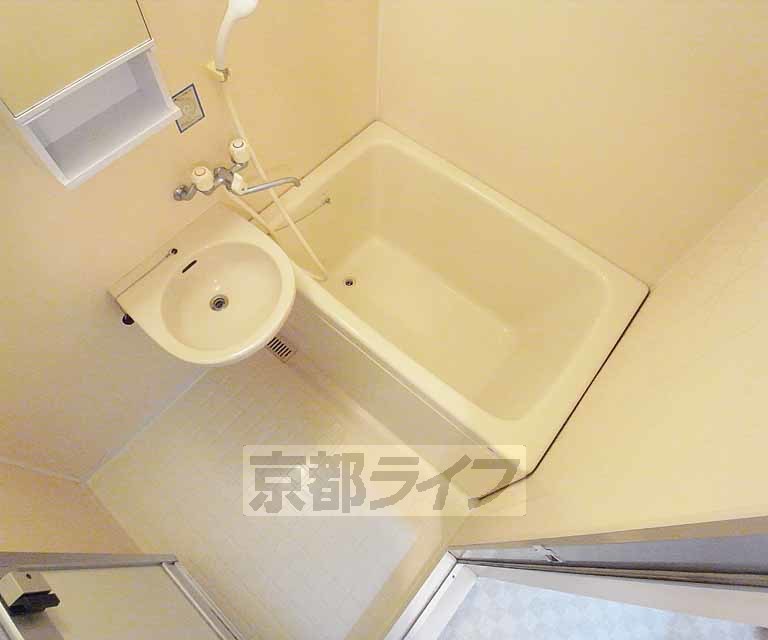 バス・シャワールーム　清潔感のあるバスルームです