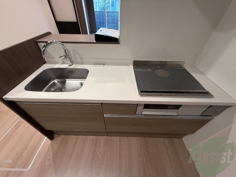 キッチン　カウンターキッチンなのでリビングの方が見えやすいです。