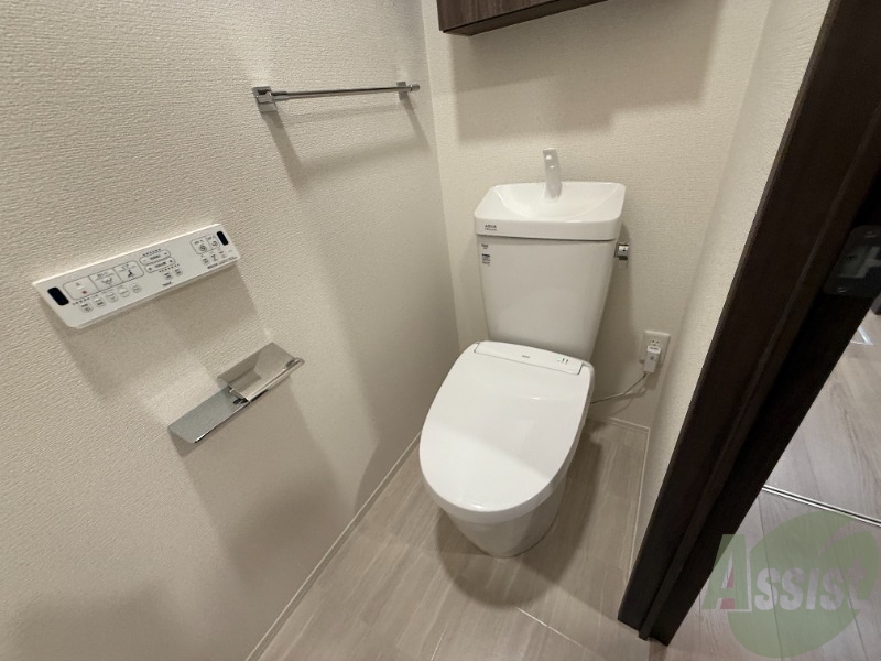 トイレ　お手洗いは嬉しいウォシュレット付き。収納棚もあります。