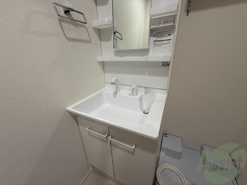 洗面設備　洗面台は清潔感があります。鏡の後ろには収納スペースがあります