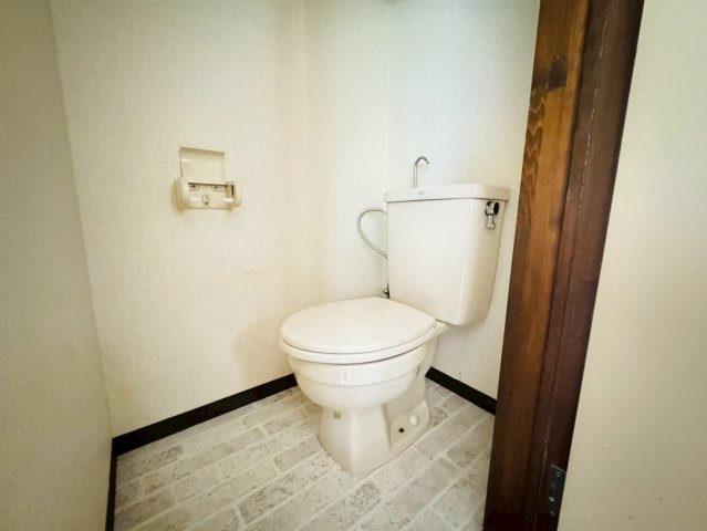 トイレ　白を基調とした綺麗なトイレです。