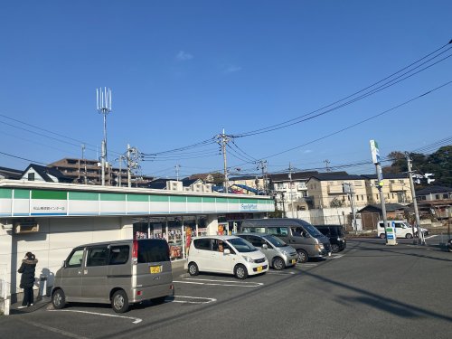 コンビニ　ファミリーマート　松山横須賀インター店（コンビニ）まで594m