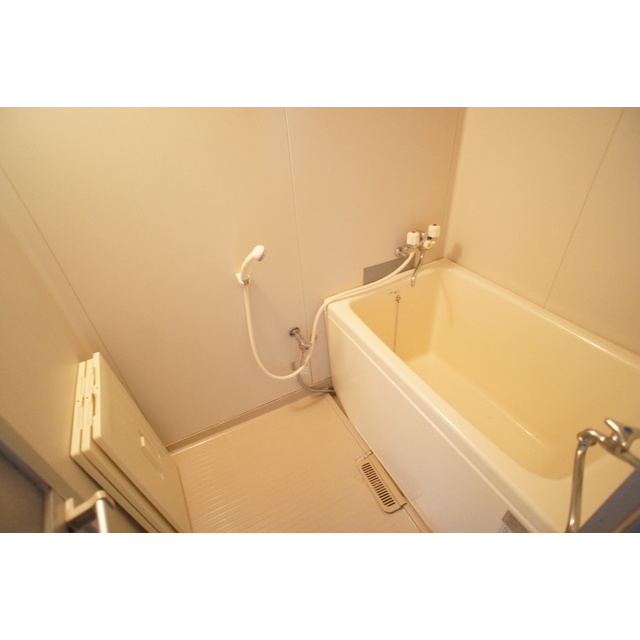 バス・シャワールーム　２０１は大きめのバスタブです
