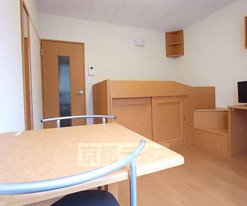 居室・リビング　家電・家具の設備が整った部屋です。