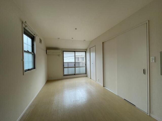 居室・リビング　2面彩光☆フローリングの明るいお部屋です♪