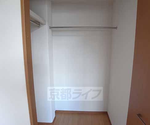 収納　服も掛けられます。