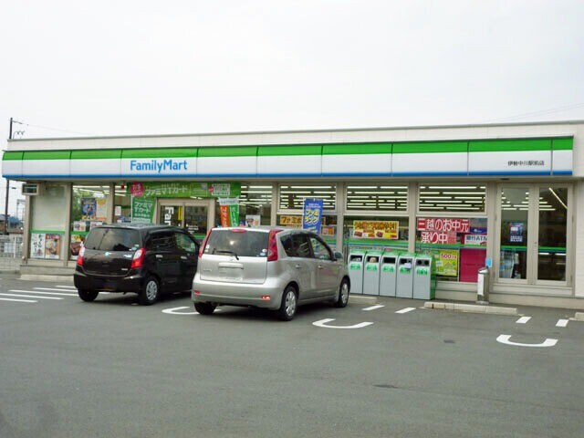 コンビニ　ファミリーマート伊勢中川駅前店（コンビニ）まで652m