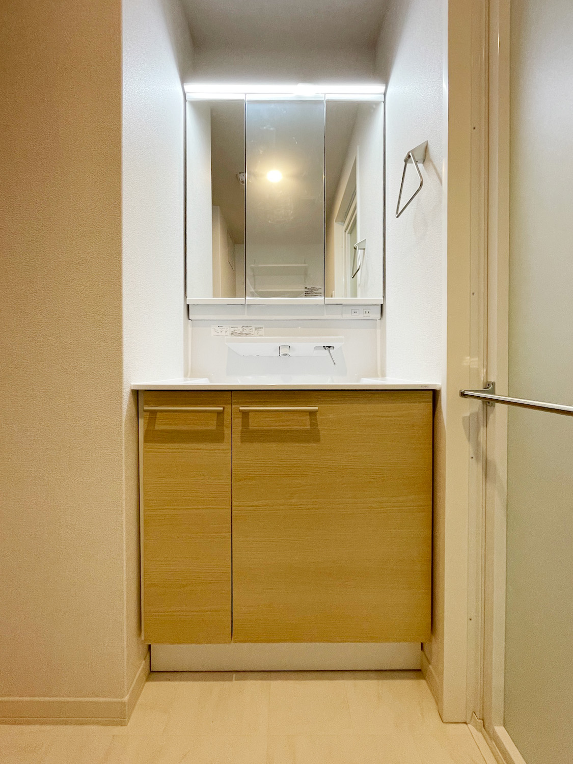 洗面設備　広い洗面台は朝シャン派に最適